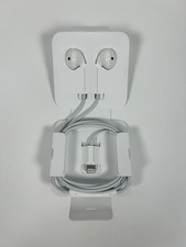 Apple Wired Earpods with lightning connector  lightning to 3.5mm adapter white