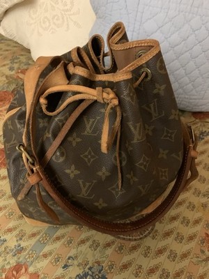 Louis Vuitton Petit Noé Monogram Bucket Bag mit Kordelzug und Schultergurt