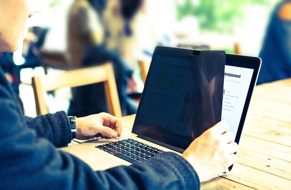 Targus Magnetic Privacy Screen Protector for Macbook Pro 15" 2017/2018 Black - Image 3 of 4