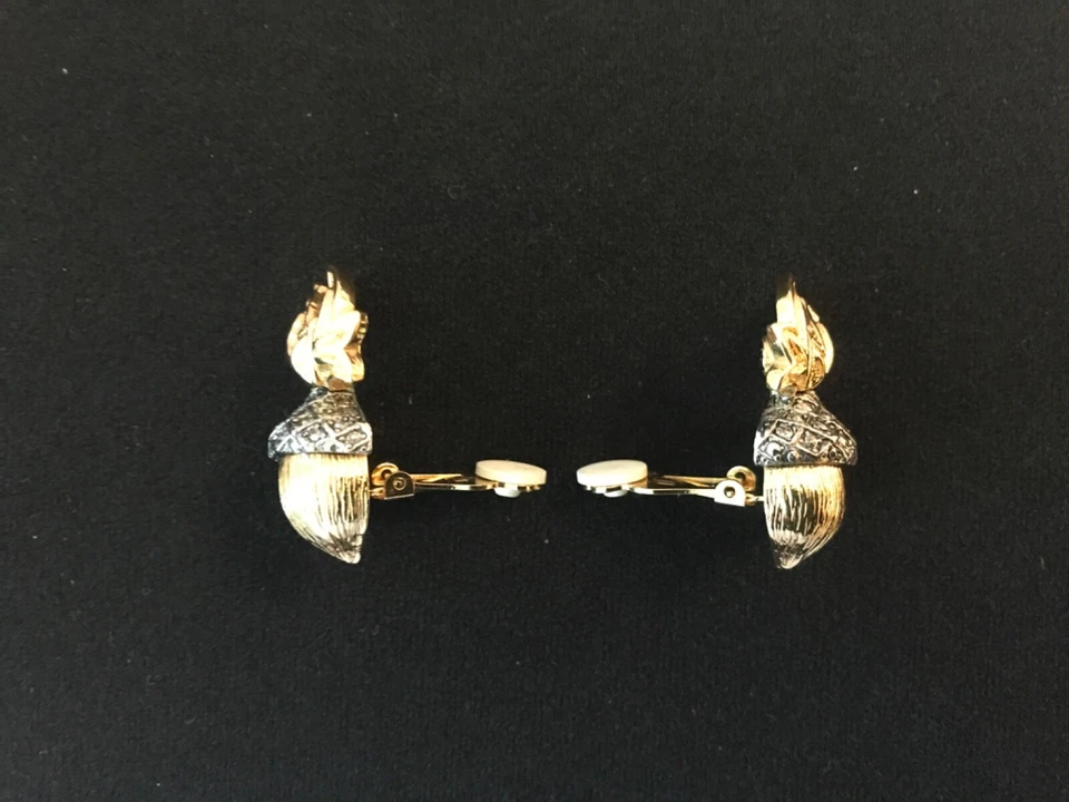 PENDIENTES AVON VINTAGE 1974 ELEGANTES DOS TONOS BELLOTA Clip Foto 4 de 4