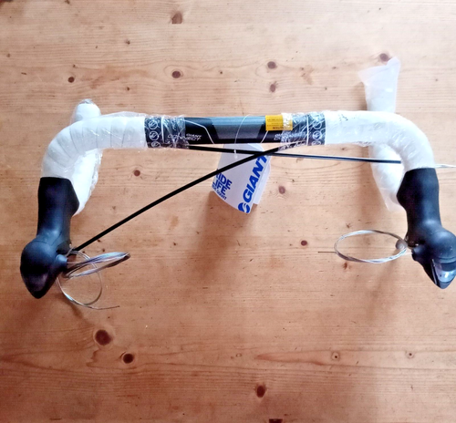 GENUINE GIANT CONNECT HANDLE BARS COMPLETE WITH CLARIS 8 X 2 SPEED LEVERS. - Picture 2 of 8