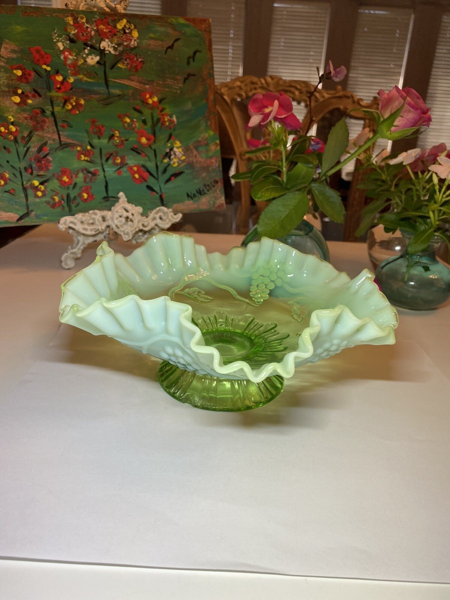 ジェファーソン　グラス　グリーンオパールセント　フェントン Vintage Fenton Green Opalescent Glass Ruffled Grape Footed