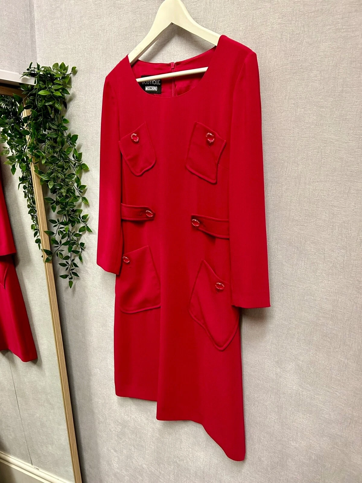 Abito Boutique Moschino elegante rossetto scuro dettaglio bottone rosso crape UK8