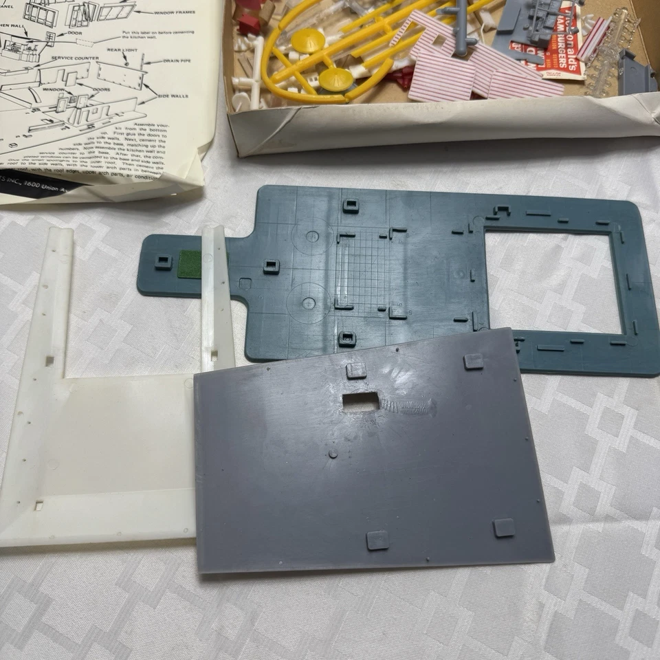 Vintage Life Like Buildems HO McDonalds Hamburger Drive In Model Kit No. S359K - Image 3 of 4