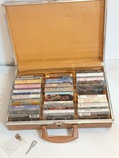 VINTAGE VINYL CASSETTE TAPE CARRYING CASE With Keys  25 Cassette Tapes RARE