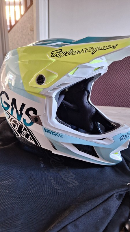 BRAND NEW Troy Lee D4 mips Composite Helmet Large L  Fox Rampage Carbon DH BMX