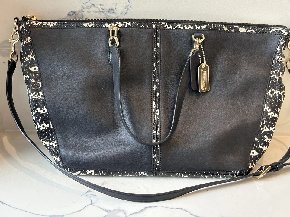 Elegante Cartera Coach Bleecker Cooper, Cuero Pitón Repujado, Regalos para Ella Foto 2 de 4