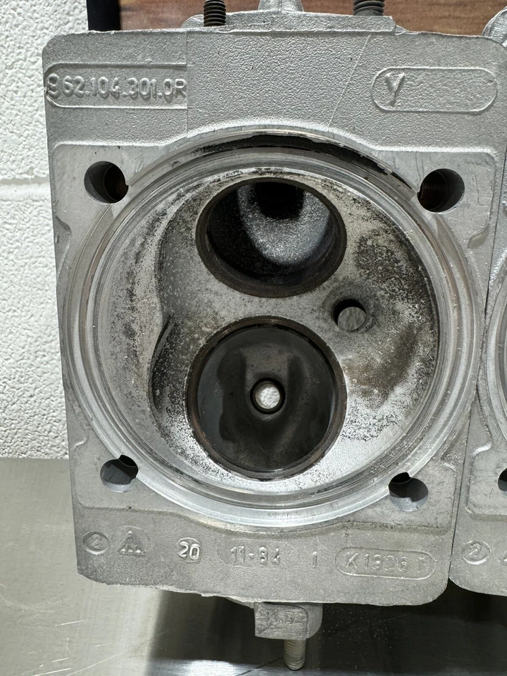 Cabezales de calabaza refrigerados por aire de fábrica Porsche IMSA/Andial 962 Foto 2 de 4