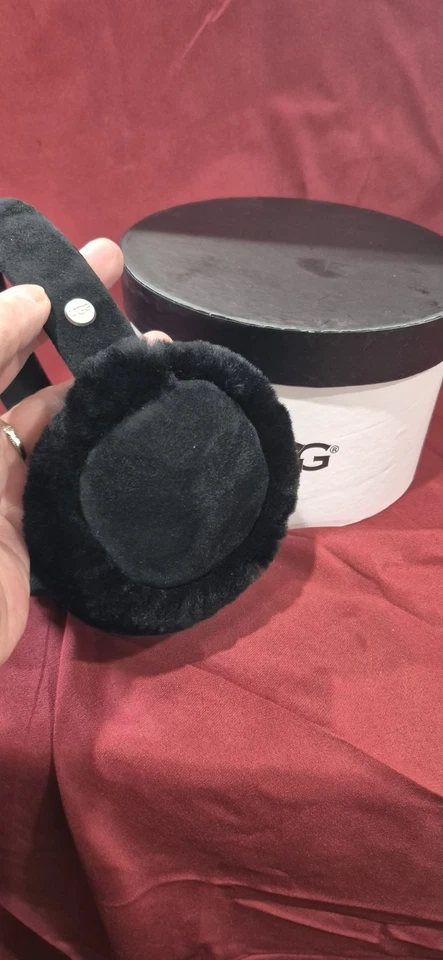 Orejeras clásicas con cable UGG Australia para mujer de piel de oveja en negro usadas una vez usadas en excelente estado Foto 3 de 4