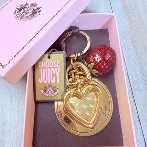 Juicy Couture Vintage Strawberry Gold Tone Heart Key fob Purse Charm New