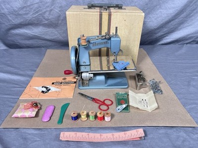 子供の縫いぐるみですbn Vintage Baby Brother Miniature Sewing Machine Toy Japan 1960's