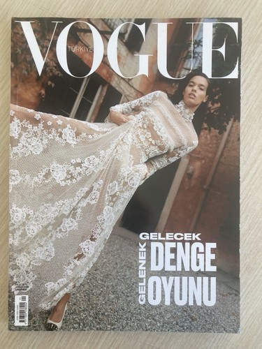 vogue Turkey November 2021 / Grace Valentine - Hazal Kaya - Kaan Urgancıoğlu - Picture 1 of 13