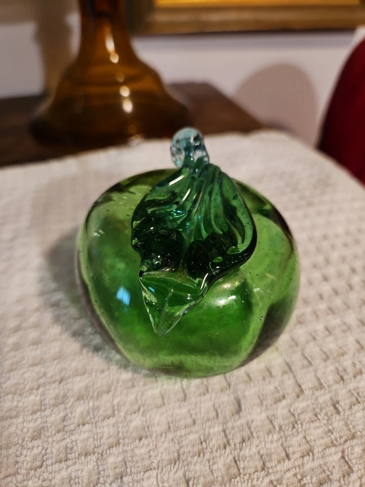 Vidrio verde soplado a mano manzana 3 X 2 1/2 Foto 2 de 4