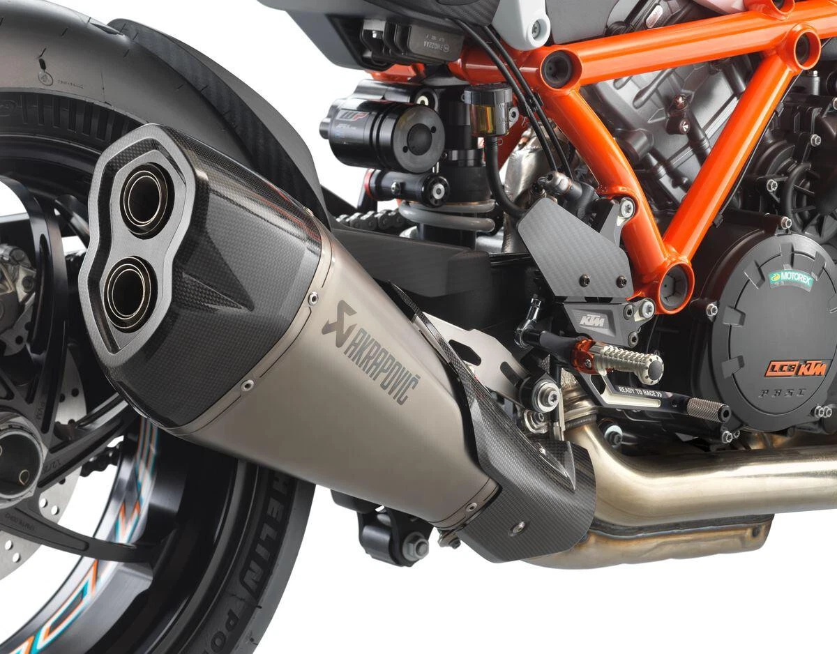 AKRAPOVIC SLIP-ON LINE Enschalldämpfer KTM 1290 Super Duke R(Evo 