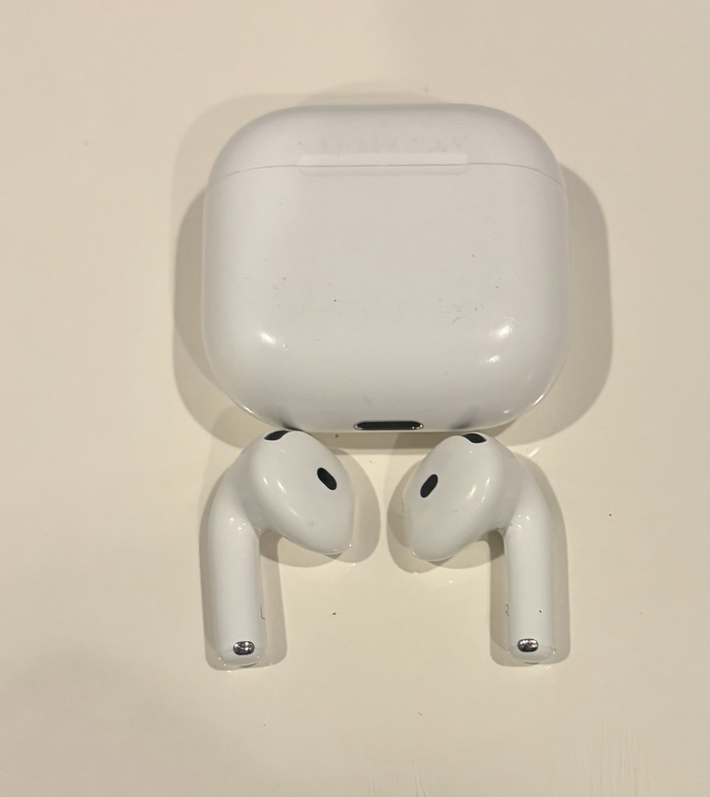 Apple AirPods 4th Gen Earbuds & Case (A3050 A3053 A3058) (133810-1 NO U92)