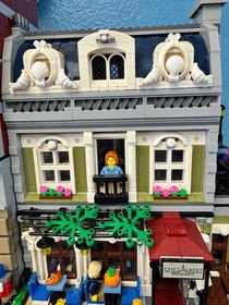 10243 Creator Parisian Restaurant Modular *Some Yellowing* - Used