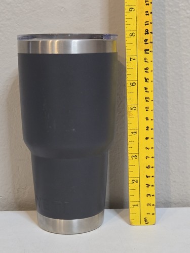 Vaso YETI Rambler 30 oz acero inoxidable aislado al vacío gris - Imagen 7 de 10