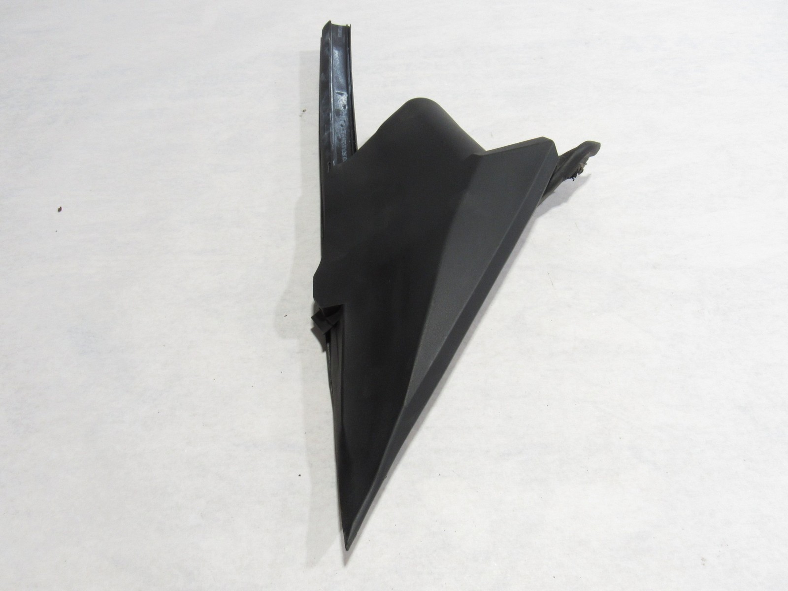 18-21 Aston Martin Vantage 2019 Right Passenger Door Weatherstrip Seal Cover ;:O