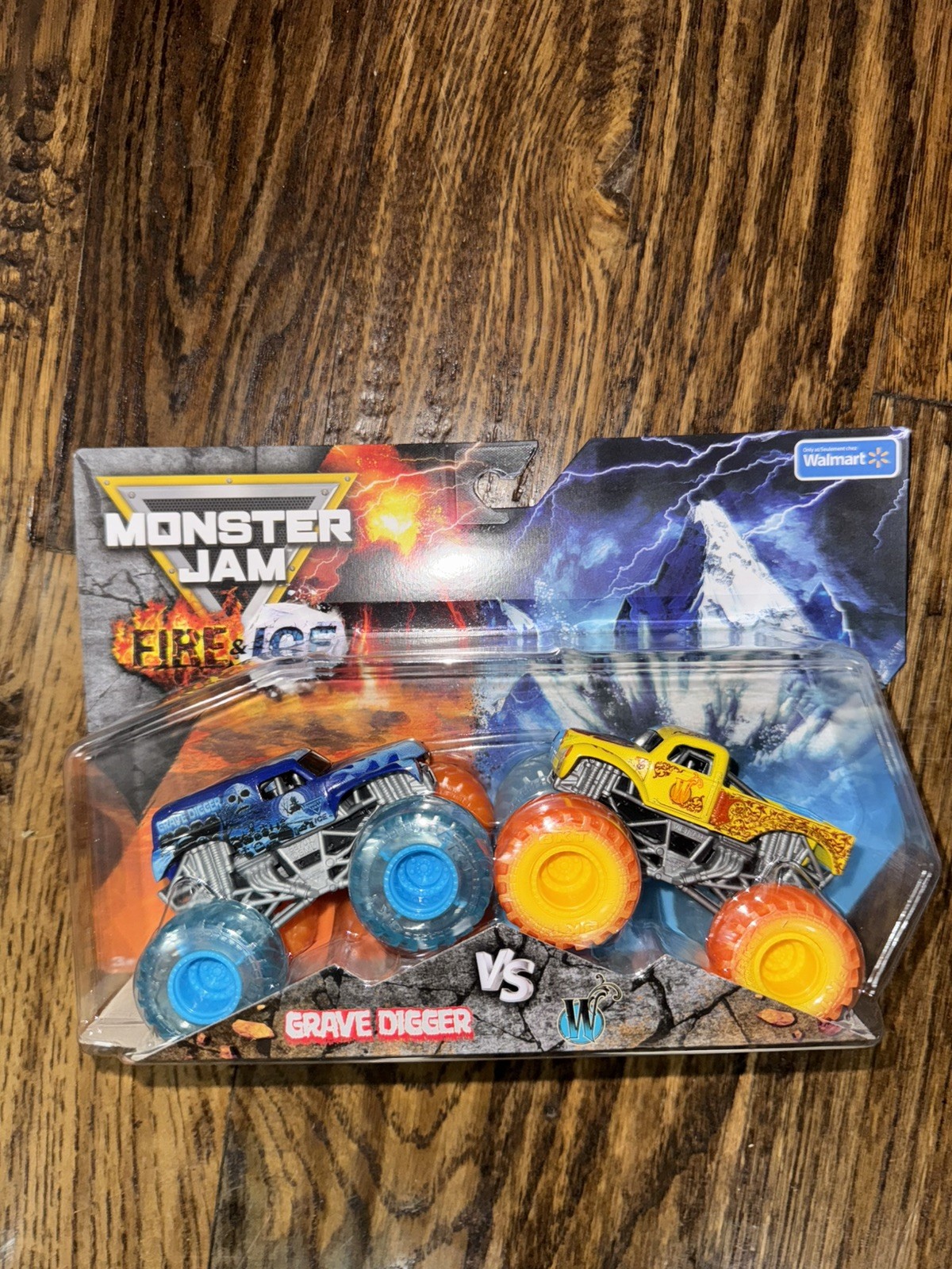 2025 SPIN MASTER MONSTER JAM 1/64 FIRE & ICE SPLIT GRAVE DIGGER VS WHIPLASH