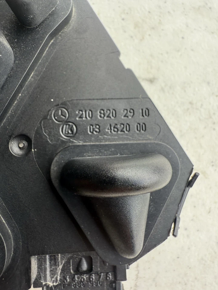 Interruptor de control del asiento del conductor Mercedes-Benz E320 2000 con memoria y rueda telescópica Foto 2 de 4