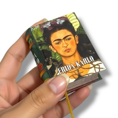 Frida Kahlo miniature book in spanish easy to read lujo pasta dura 440 paginas