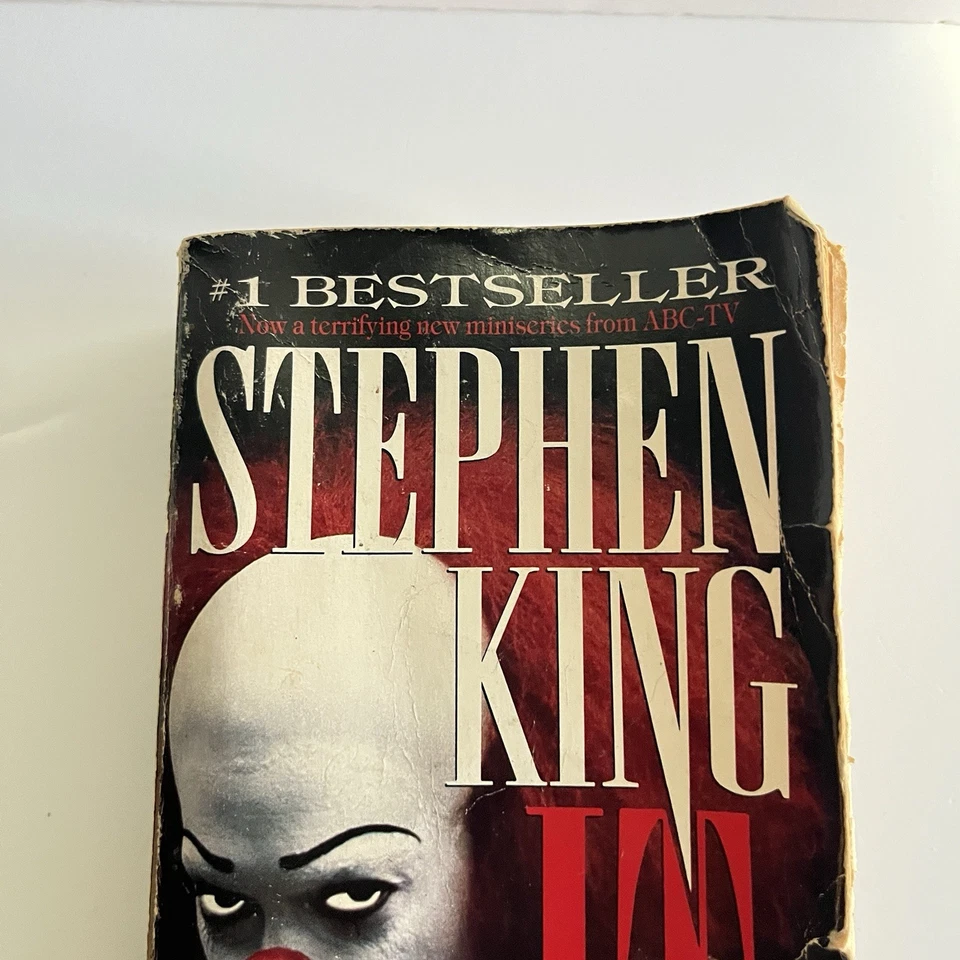 Stephen King 'IT' Signet 1987 Edition Paperback Book Tim Curry Pennywise Cover - Image 2 of 4
