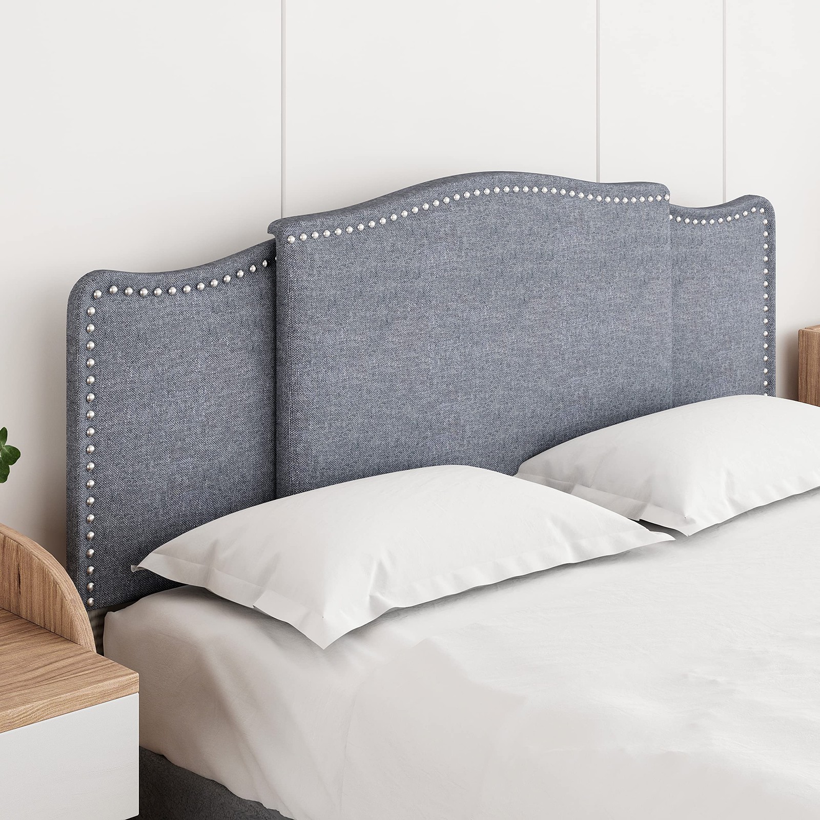 Льняное изголовье кровати, обитое арочным изголовьем с отделкой из гвоздей.