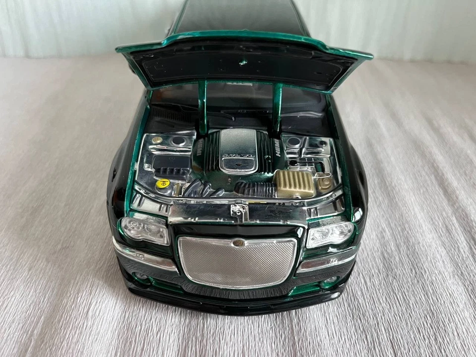 Maisto 1:18 Chrysler 300C Hemi V8 Custom - Playerz Collection - Immagine 3 di 4