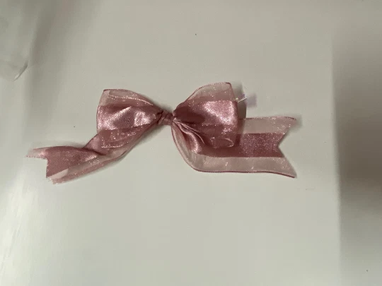 Juego de 48 lazos preatados torcidos corbata rosa oscuro arcos de malla satinada para regalos Foto 3 de 4