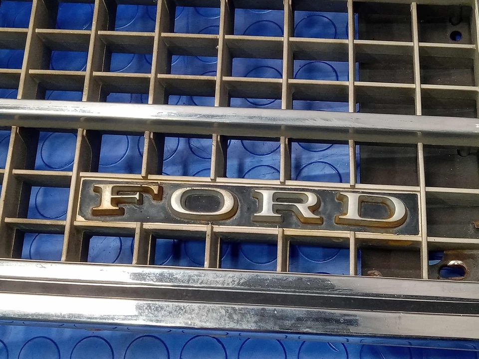 Rejilla de parachoques cromada Ford Granada 1978-1980 pieza original OEM D8D8-8150-AWA Foto 4 de 4