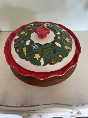 TEMPTATIONS 9” Deep Dish Covered Pie Plate Embossed W/Lid Santa Sleigh 