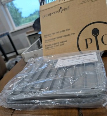 New Pampered Chef 9'' x 13'' Pan With Lid 100667 Carbon Steel Non Stick BNIB