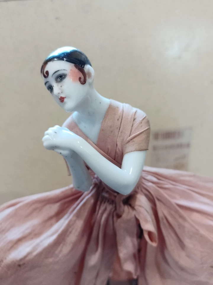 Ancienne Figurine En Porcelaine et ustensiles de manucures - Photo 2/4