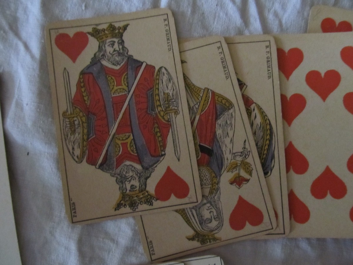 ANCIENNE BOITE À jeux de cartes en Bois sculptée ou marquetée (début