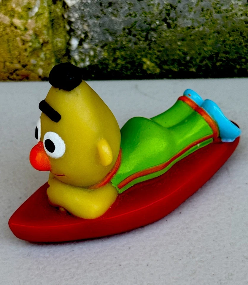 Sesame Street Bert On A Surfboard Pvc Cake Topper Juguete 4" Jim Henson Coleccionable Foto 2 de 4