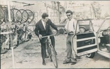 Lotto parcheggio auto e biciclette 1964 stampa foto anni 60 Milano Italia