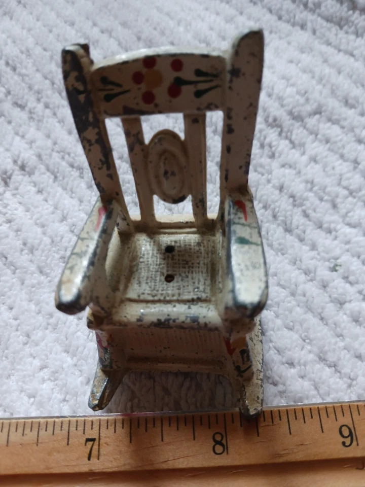 Sillas mecedoras vintage de sal y pimienta blancas y negras para casa de muñecas de principios de la década de 1950 Foto 2 de 4