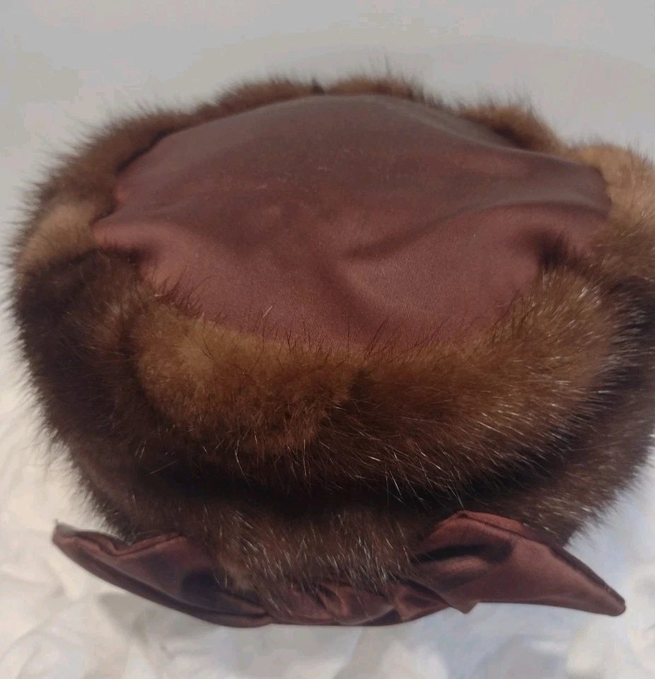 Sombrero de piel de visón y satinado marrón chocolate vintage de los años 40 con lazo de 20 pulgadas de diámetro Unión Foto 2 de 4