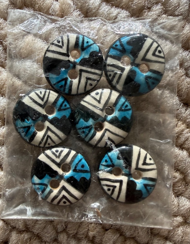 6 Buttons From Peru