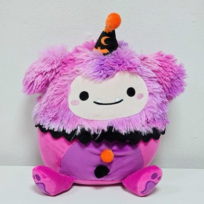 Squishmallow 7,5 Zoll Woxie der Magenta Bigfoot im Clown Kostüm Halloween Plüsch
