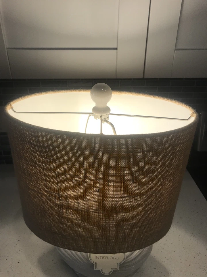 Lámpara de mesa moderna con forma de carcasa/festoneada para interiores altos con arpillera de pantalla Foto 4 de 4