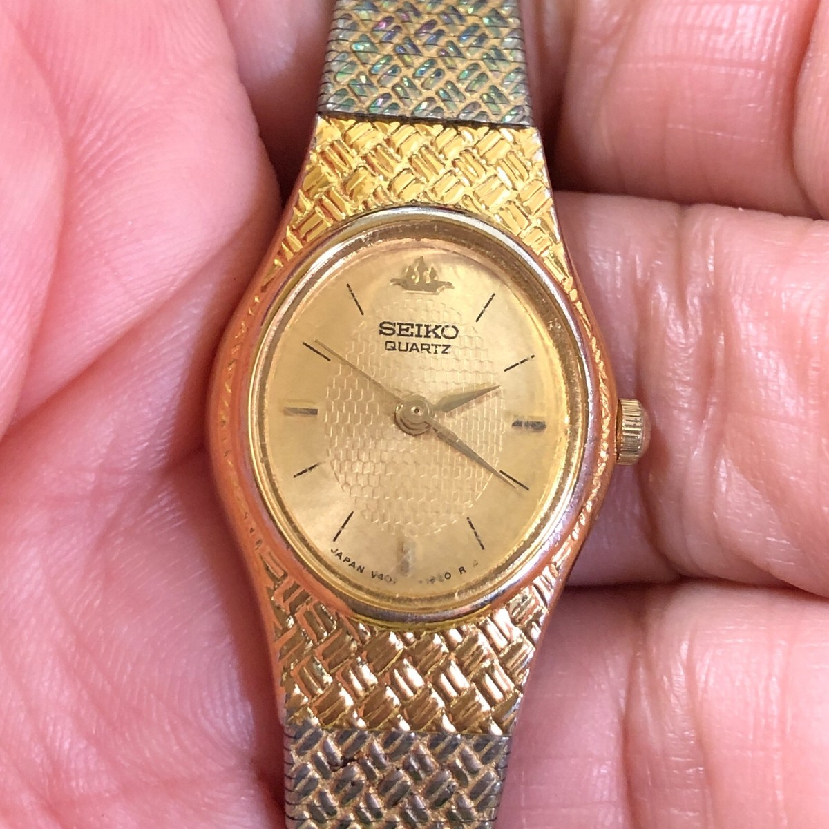 Seiko Women V401-5310 Fashion Gold Tone Oval Quartz Analog 18mm