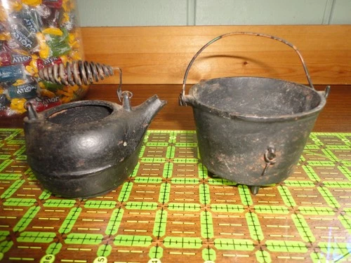 Pre Griswold Erie Cast Iron Miniature Kettle and Bean Pot Salesman Samples Toys