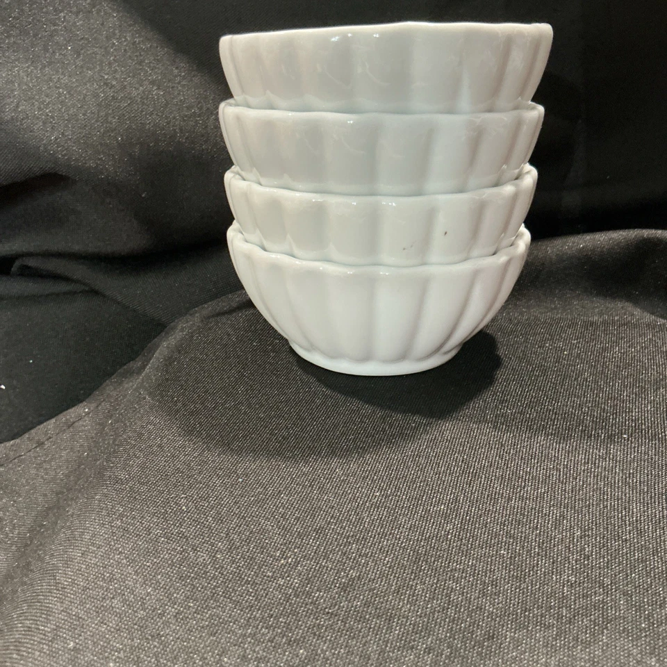 "Juego de 4 cuencos de inmersión de salsa festoneada de porcelana blanca Pier 1 Imports de 3""" Foto 4 de 4