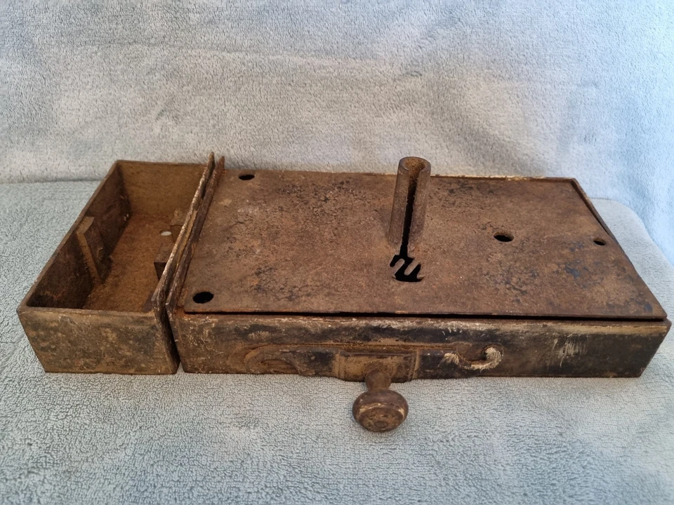 Grande Serrure Ancienne de Chateau Fer Forgé et sa gâche, pêne triple, sans clé. - Photo 2/4