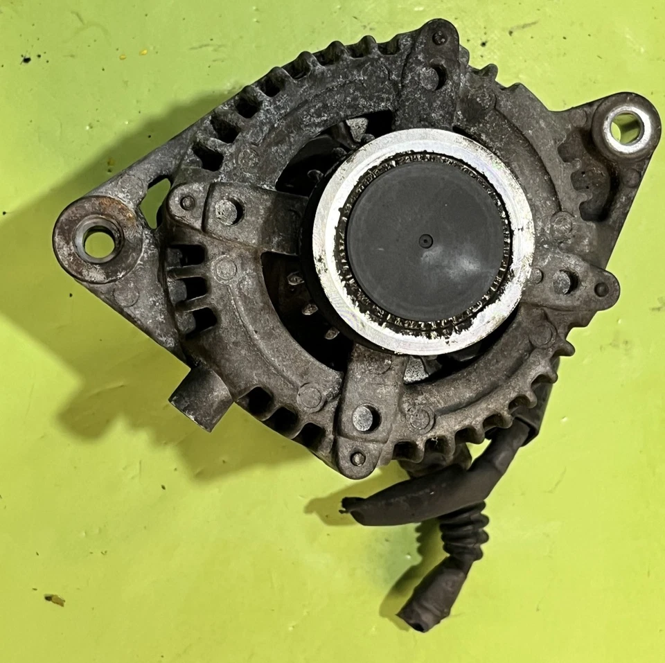 Alternateur / TOYOTA AVENSIS 2 T250 / 2.0 D4D / 2706027090 / 1042103431 - Photo 1/4