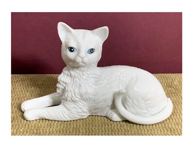 HTF SHINY WHITE MEDIUM LENGTH HAIR LOOK/BLUE EYES CAT FIGURINE  -  NO BRAND