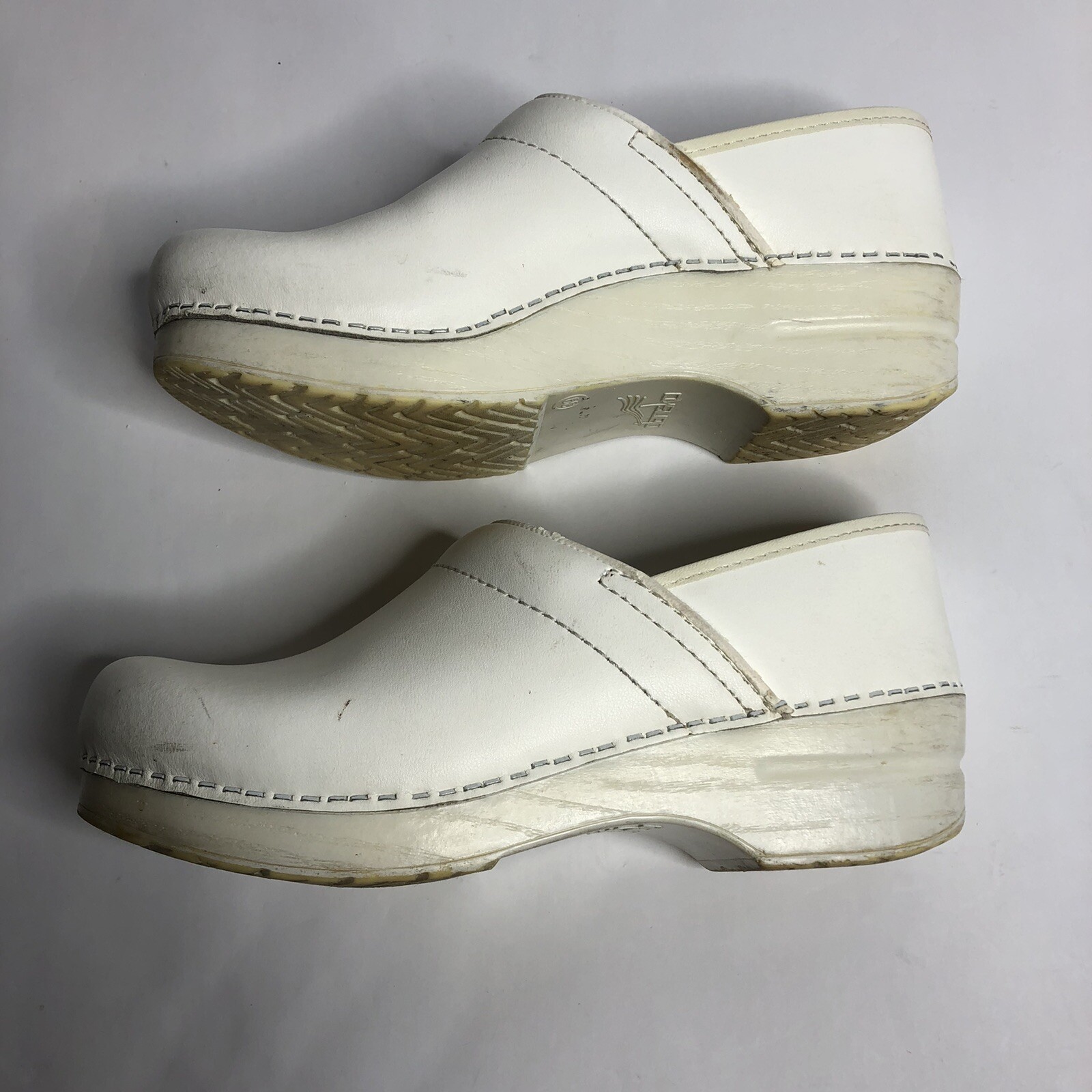 Dansko Professional White Nursing Clogs Size 39 US 8 Gem
