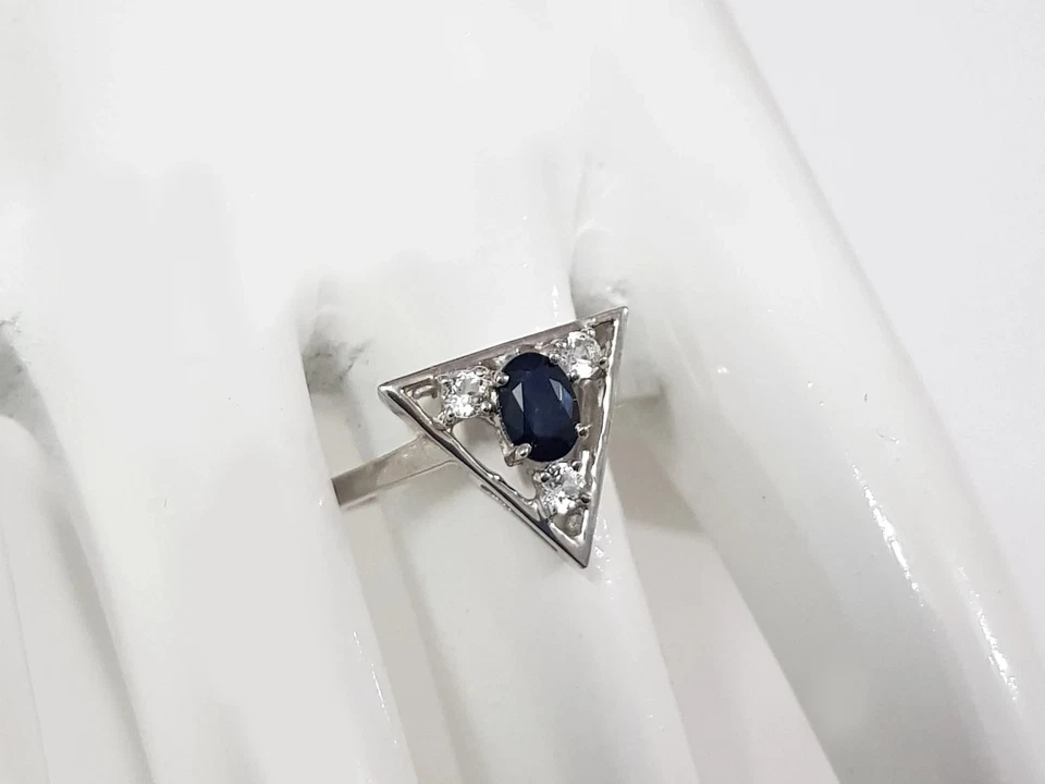 Juego de pendientes colgantes y colgantes de zafiro creados en laboratorio ovalados chapados en oro blanco de 14 k Foto 3 de 4