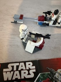 Lego Set 7655 Star Wars; Clone Troopers Battle pack Missing yellow clone trooper